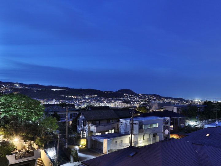 夜景が美しい高台の建物