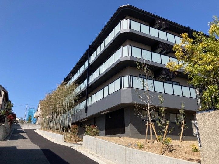 モダンな外観の建物
