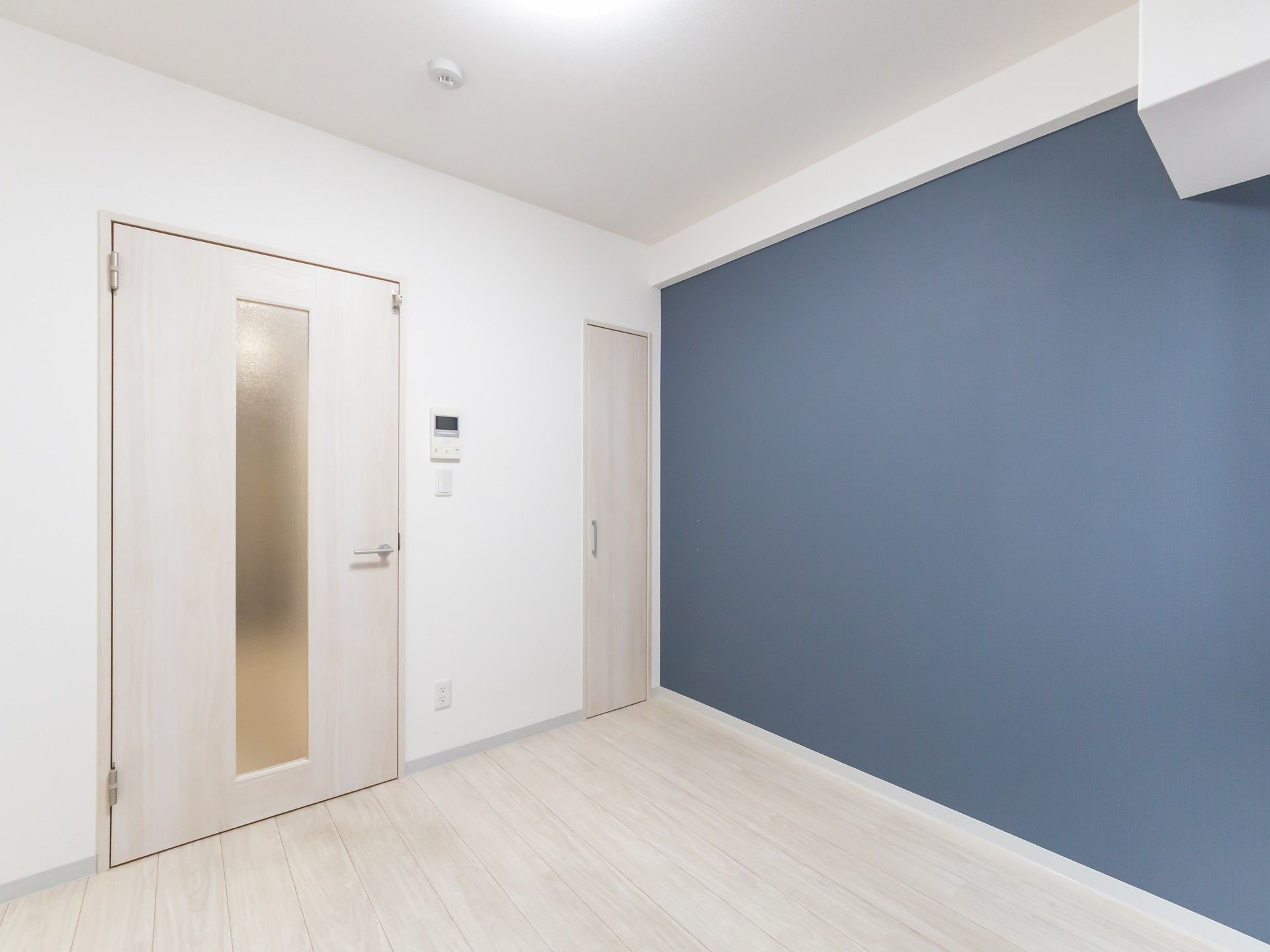 落ち着いた色合いの部屋