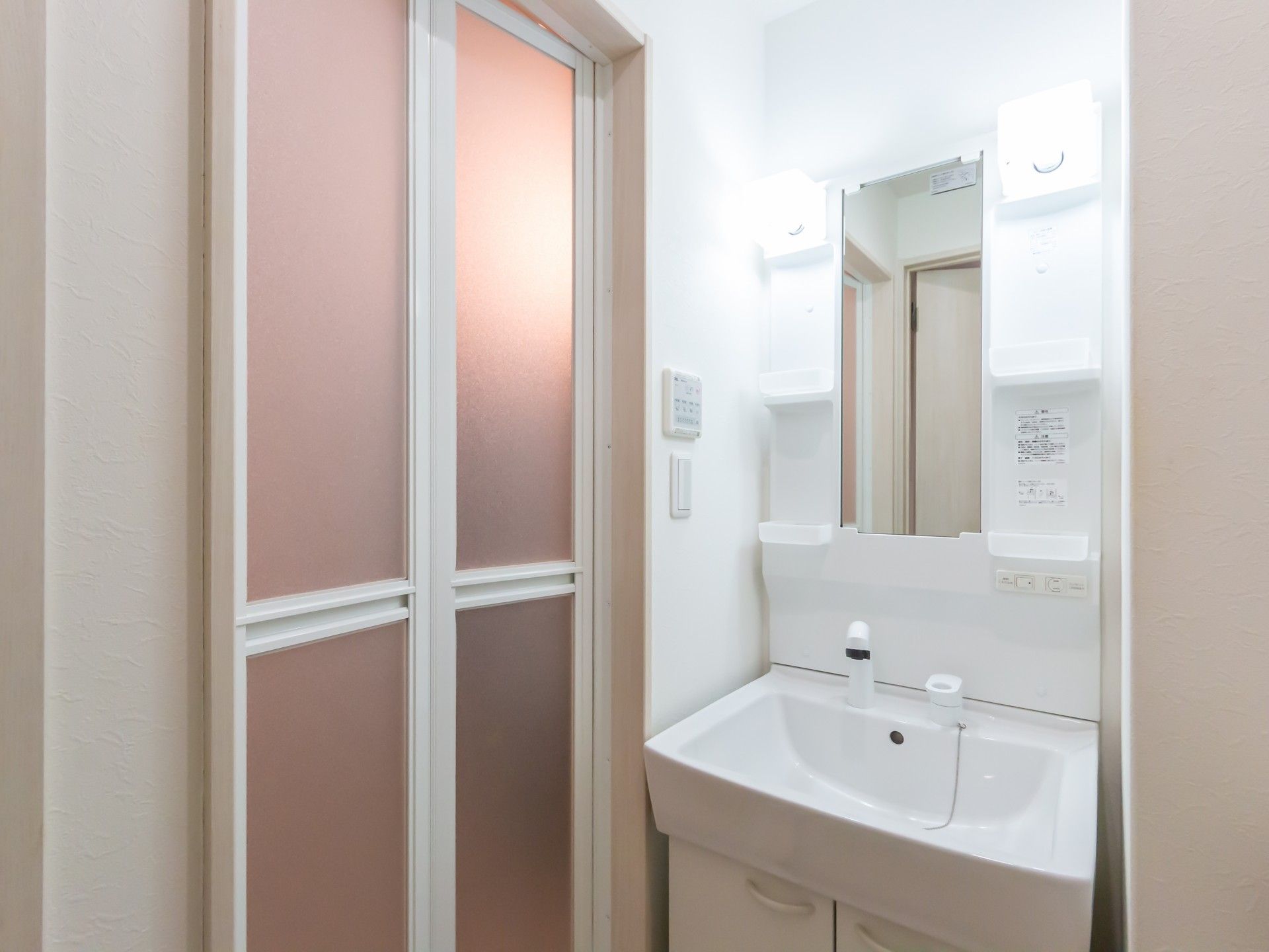 洗面台と引き戸の空間