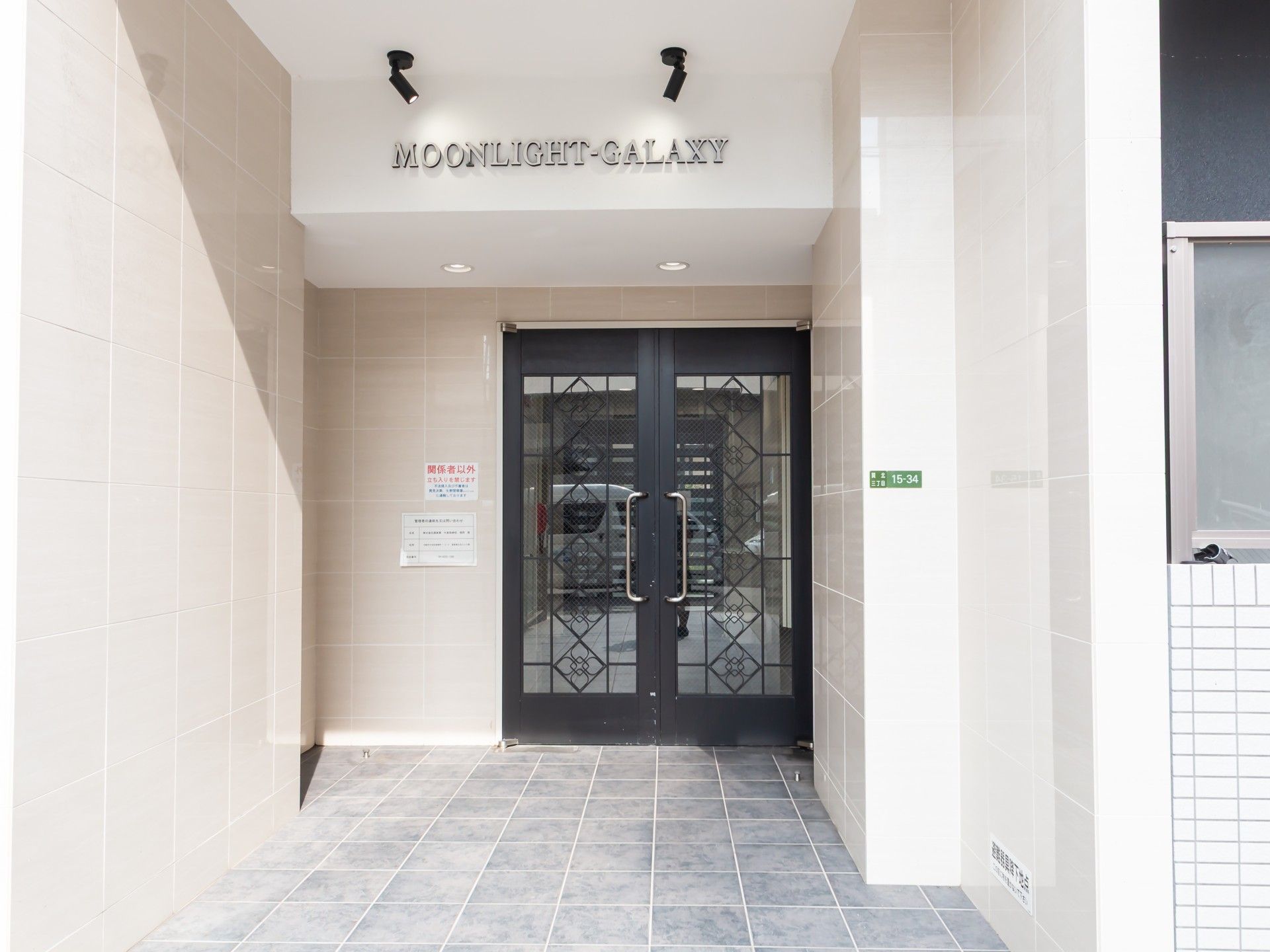 エントランスの扉