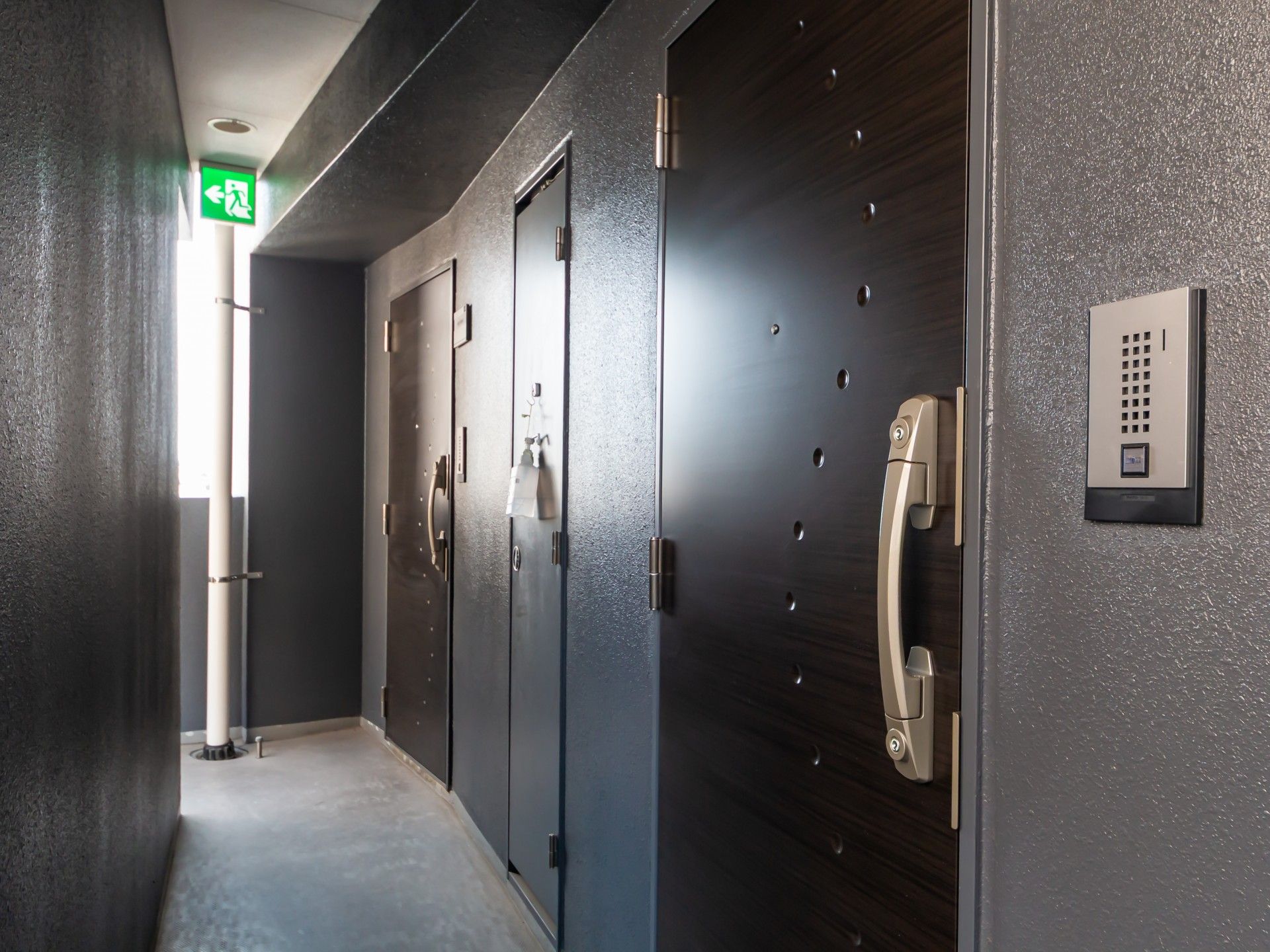安全な出入口の廊下