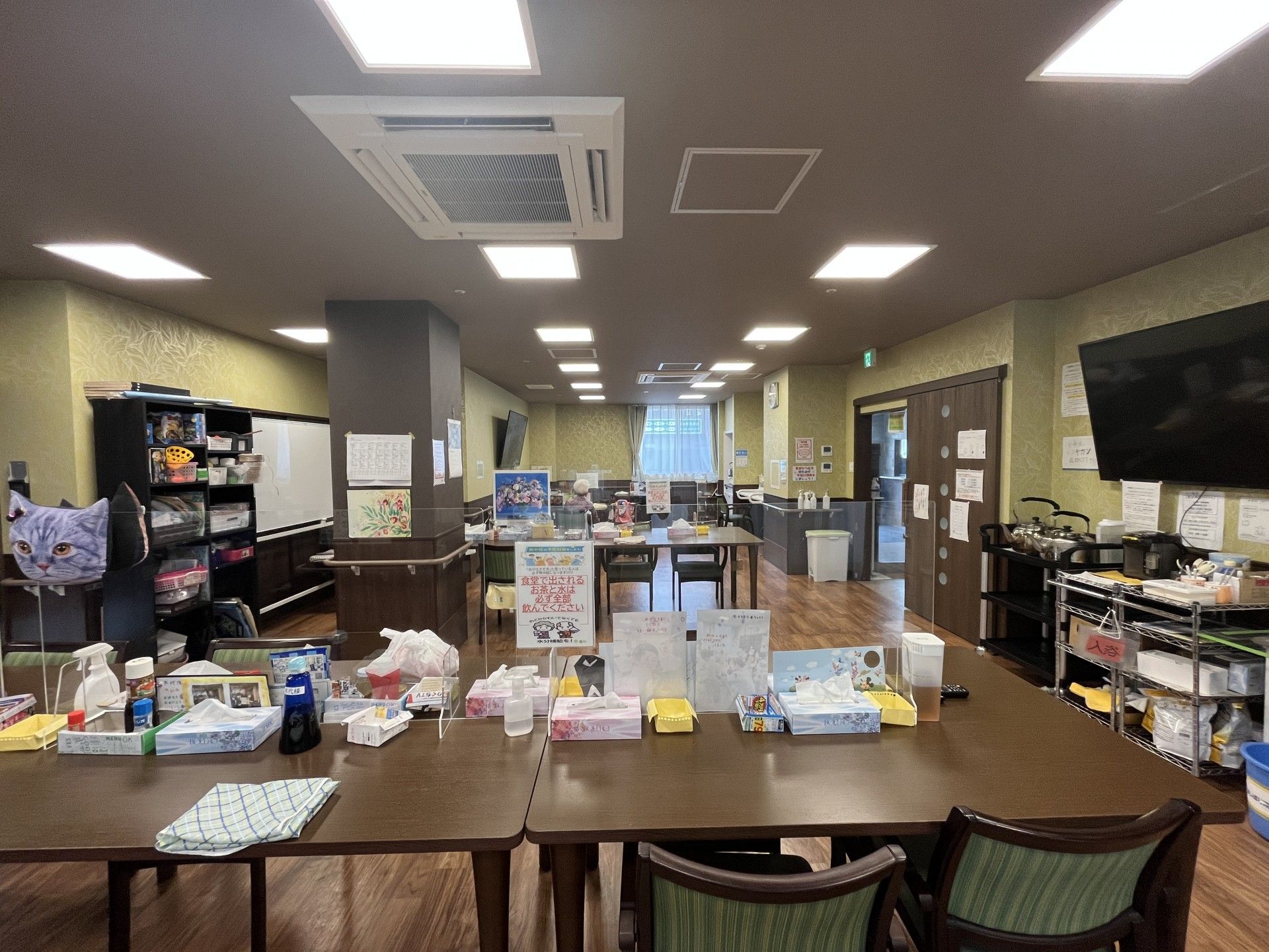 広いテーブルのある部屋