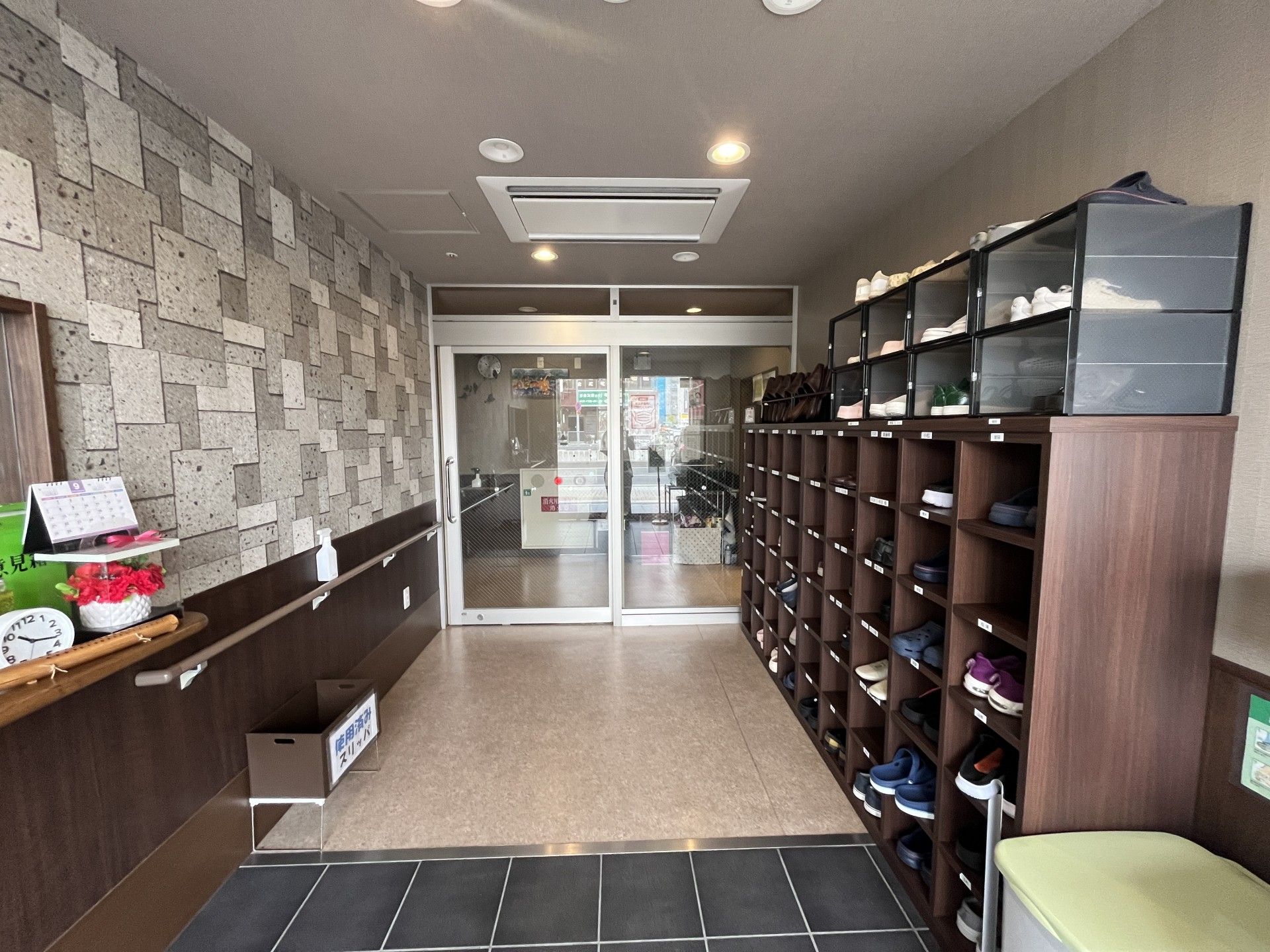 靴箱と出入口の風景