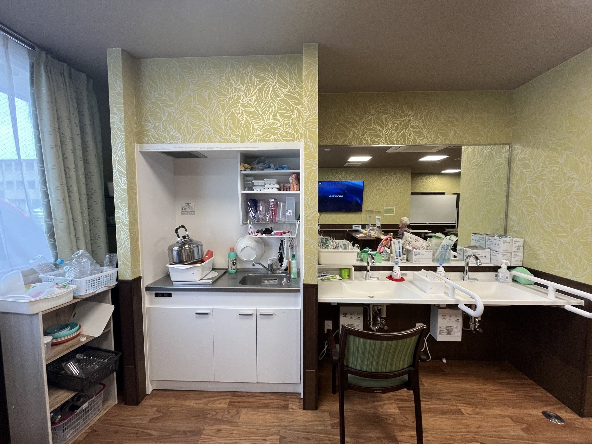 車いすの女性と医療スタッフ