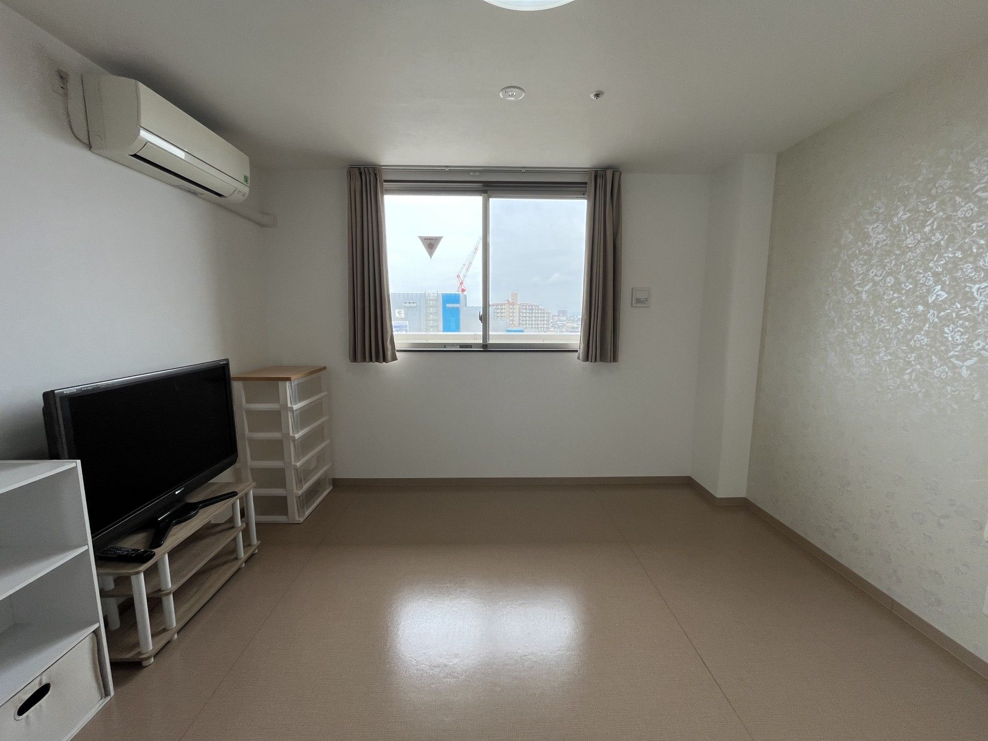 窓際の明るい部屋