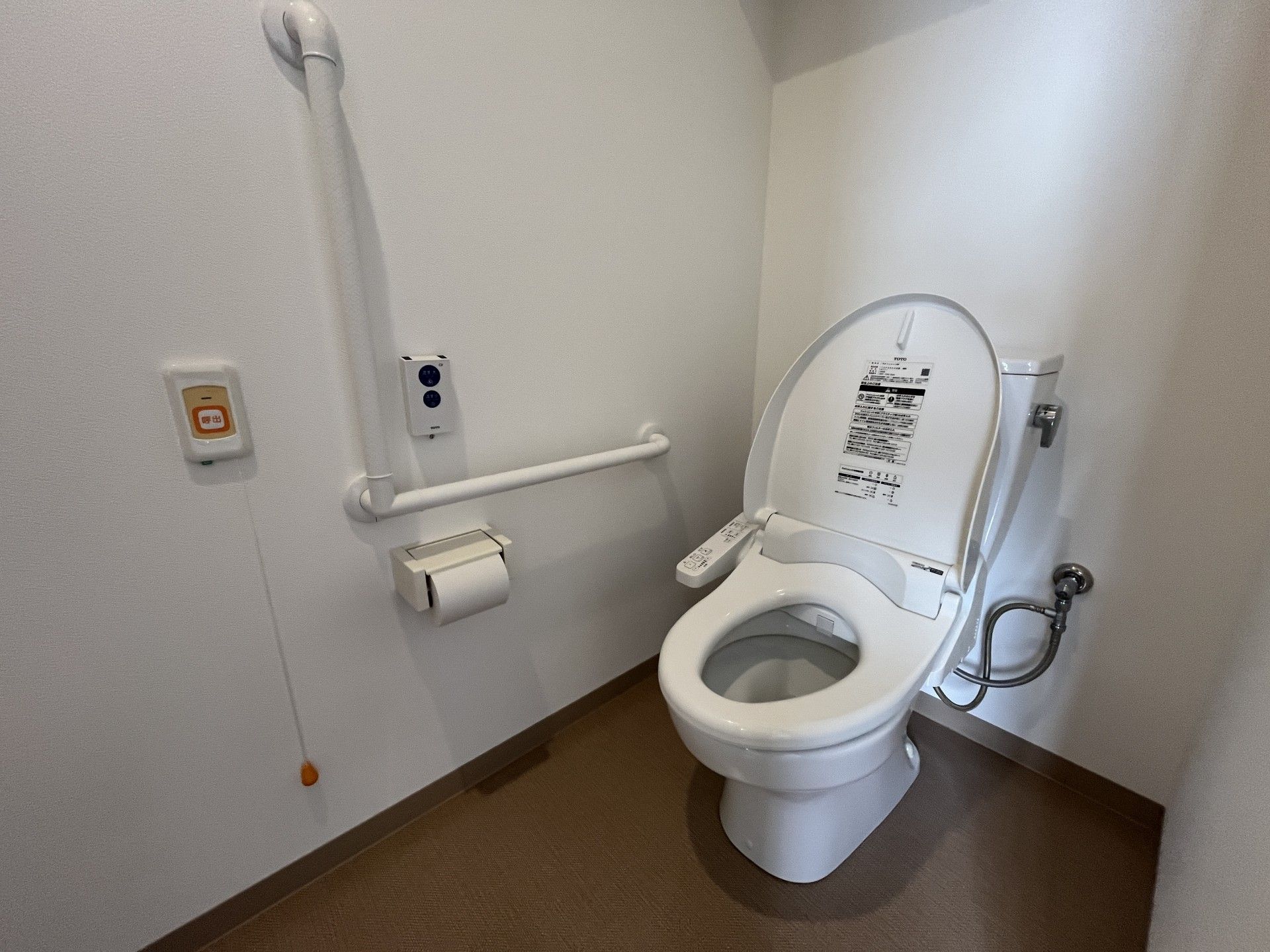 手すり付きのトイレ