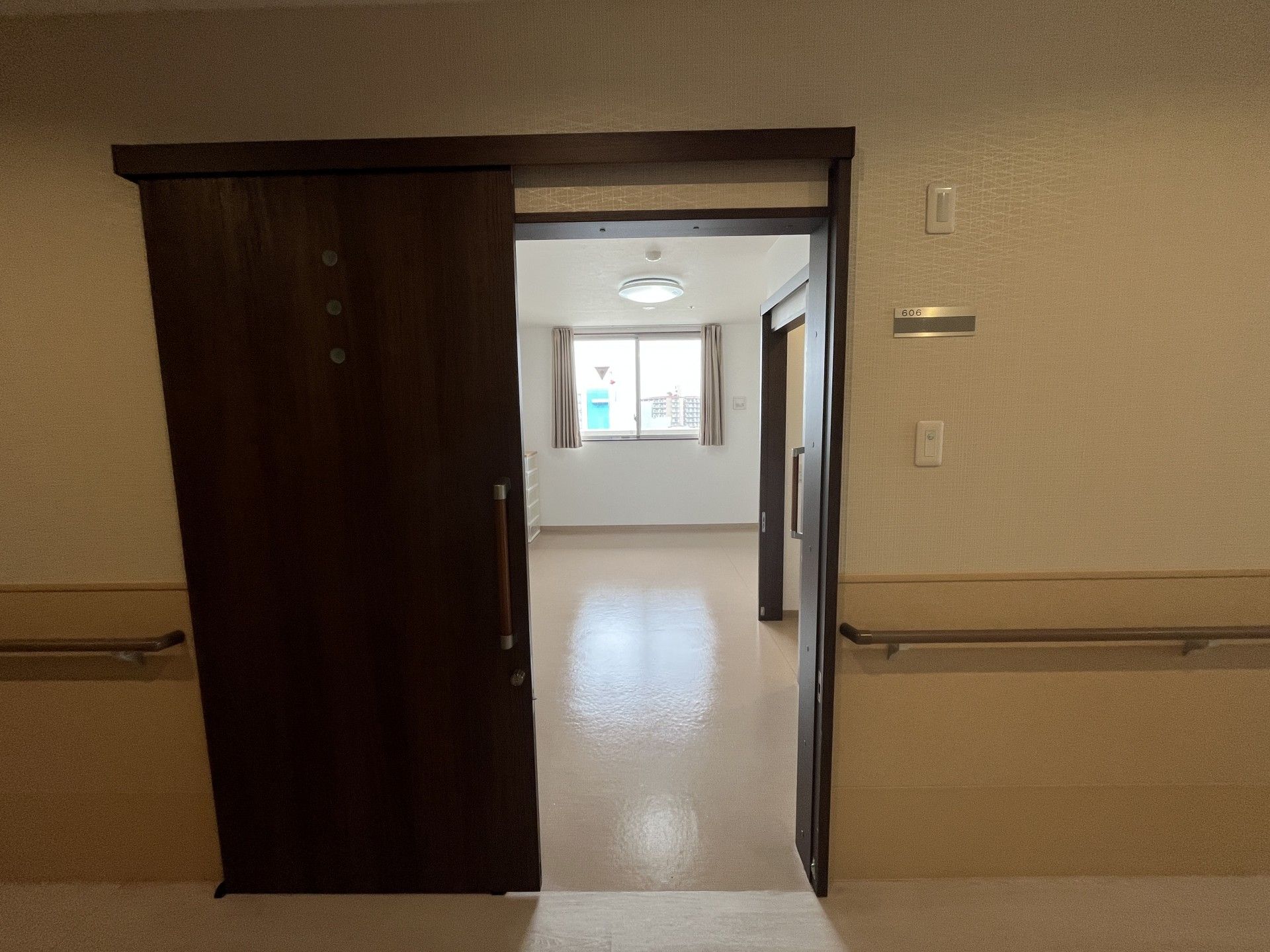 広い出入口の居室