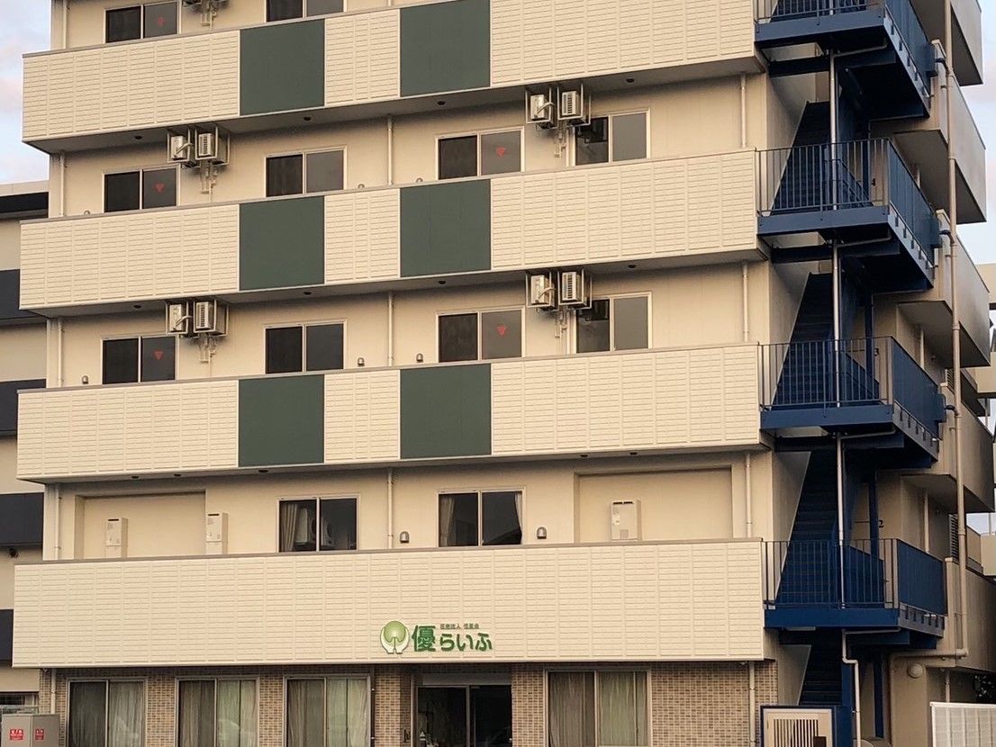 落ち着いた色調の建物外観