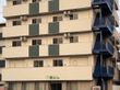 落ち着いた色調の建物外観