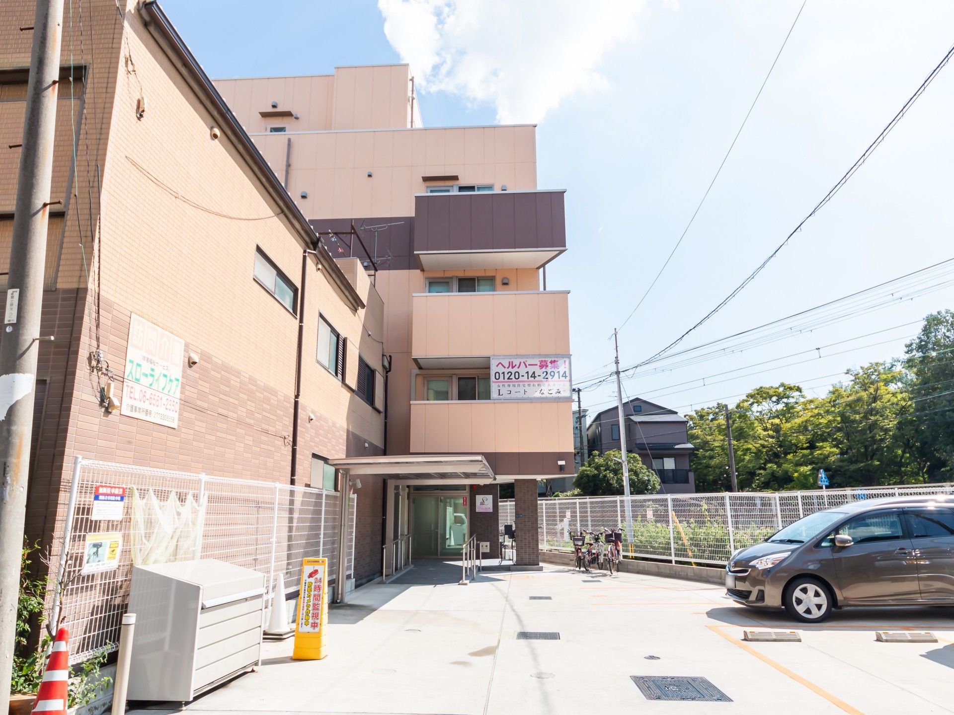 明るい外観の建物正面