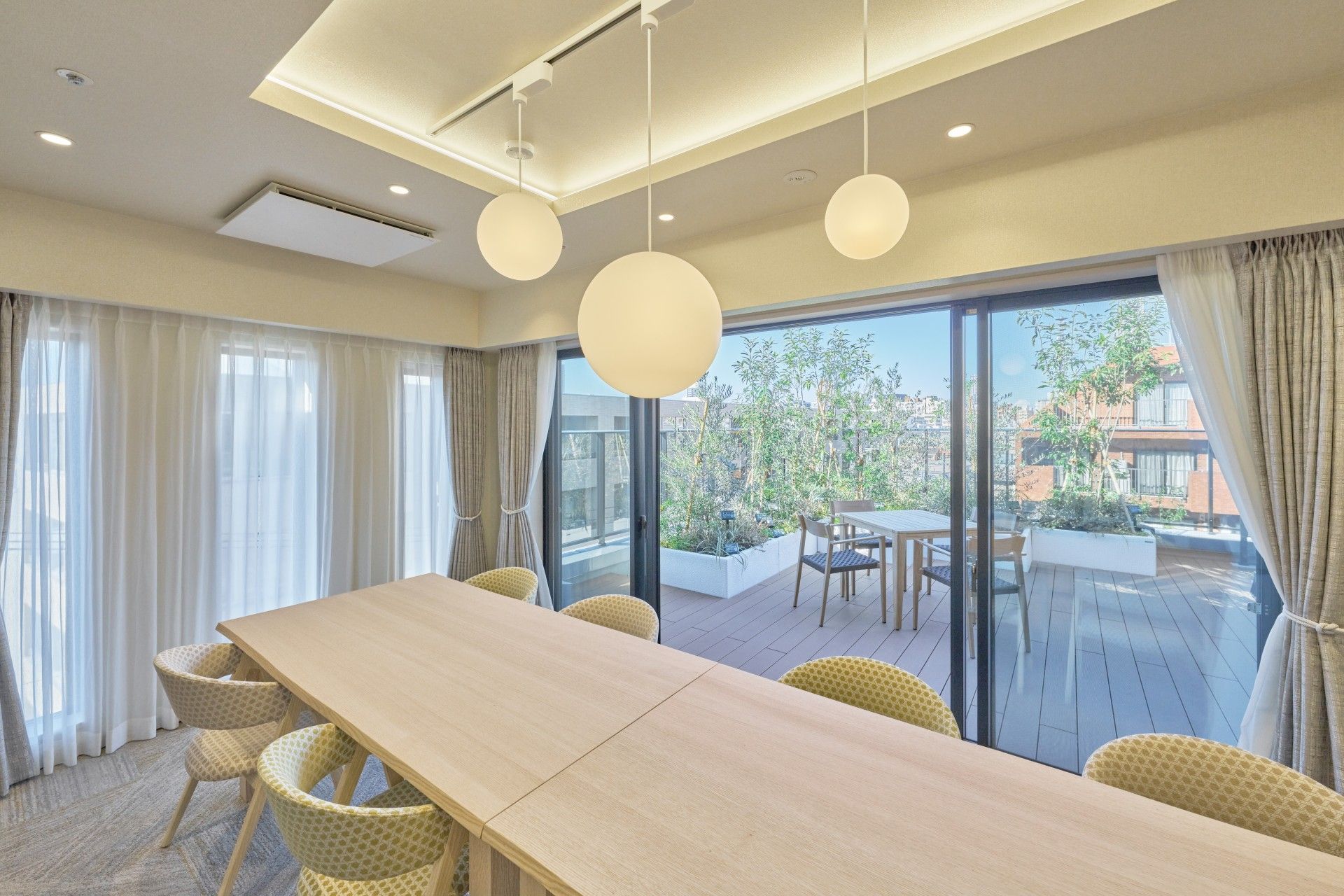 明るいダイニングの景色