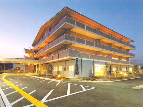 すこや家・志木柏町（介護付有料老人ホーム）の外観。大きな施設敷地となっております。来訪者様専用の駐車場を完備しております。