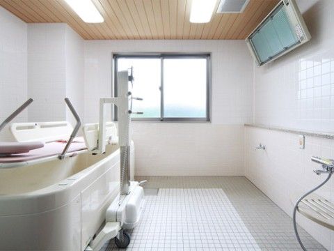 すこや家・志木柏町（介護付有料老人ホーム）の浴室。機械設備を完備した、充実した浴室環境となっております。