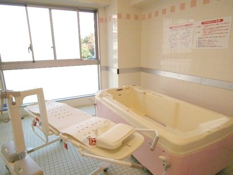 すこや家・志木柏町（介護付有料老人ホーム）の機械浴室。入浴時は必ずスタッフが介助・サポートを行う充実した環境です。