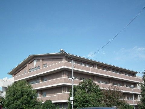 すこや家・志木柏町（介護付有料老人ホーム）の外観。茶色の外壁があたたかな雰囲気を作っています。周囲には緑を配しております。