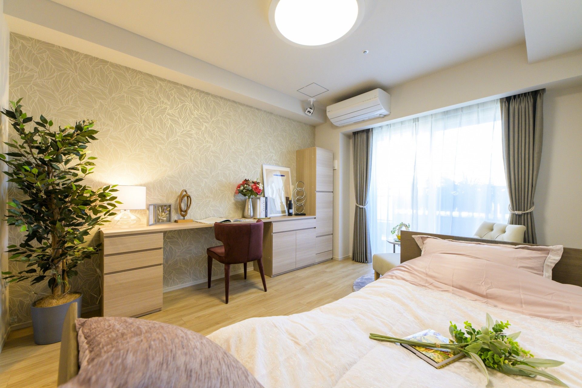 笑顔で会話するスタッフと利用者