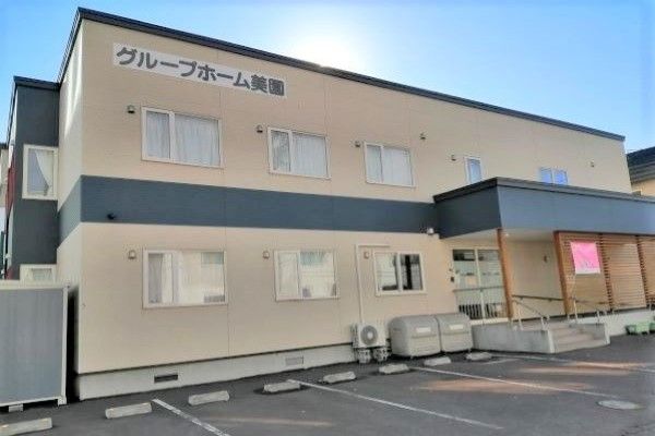 外観の落ち着いた建物