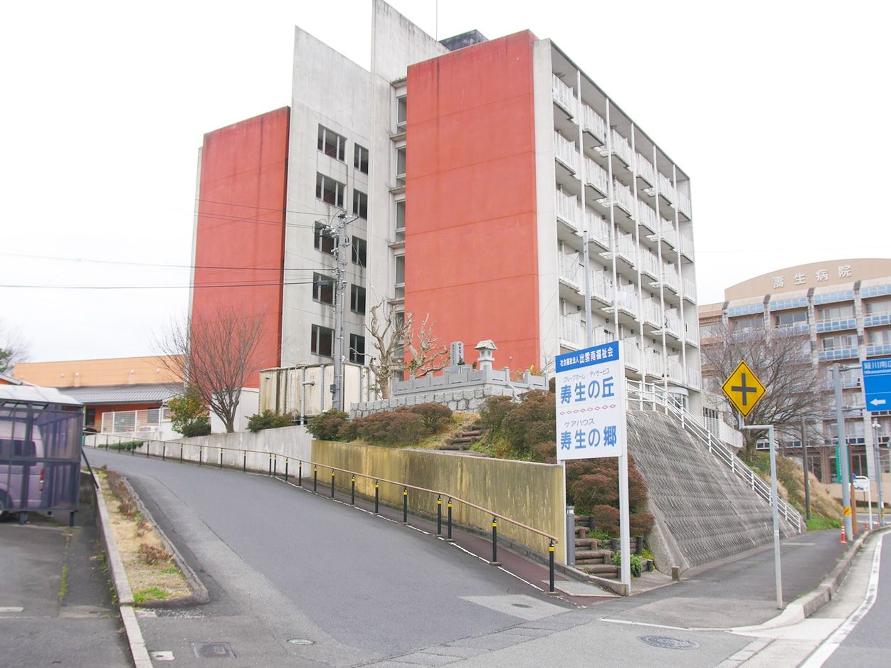 いすに座ってくつろぐ2名の男性