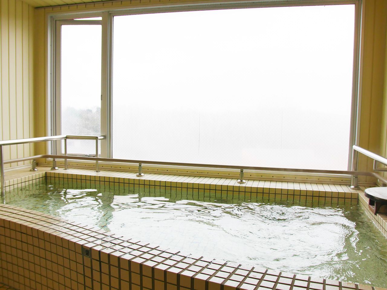 明るい浴室の一角