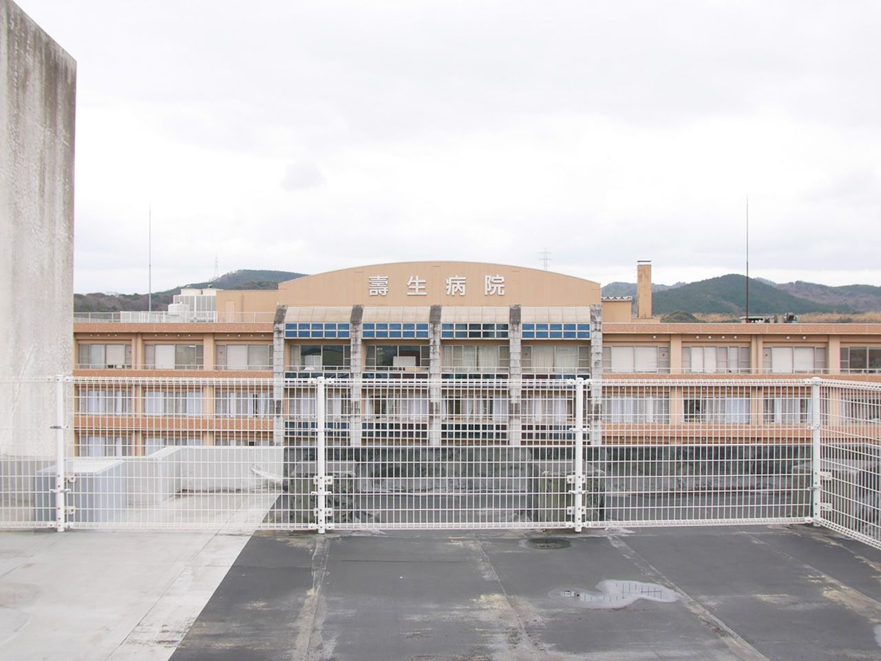 広々とした施設の外観