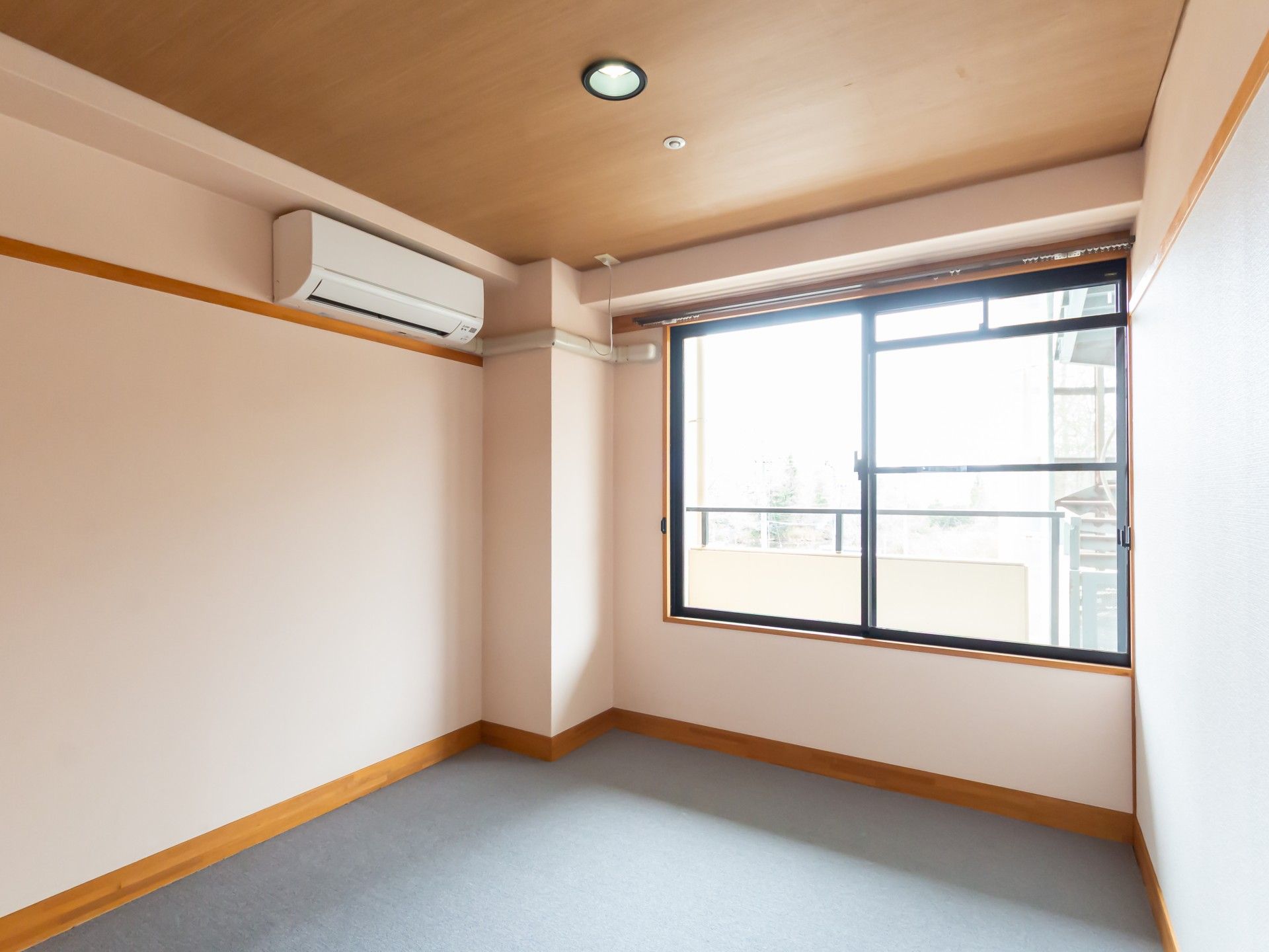 大きな窓のある部屋