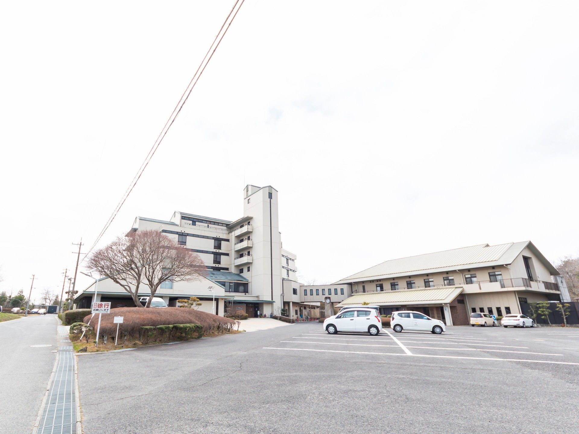 広い駐車場のある建物