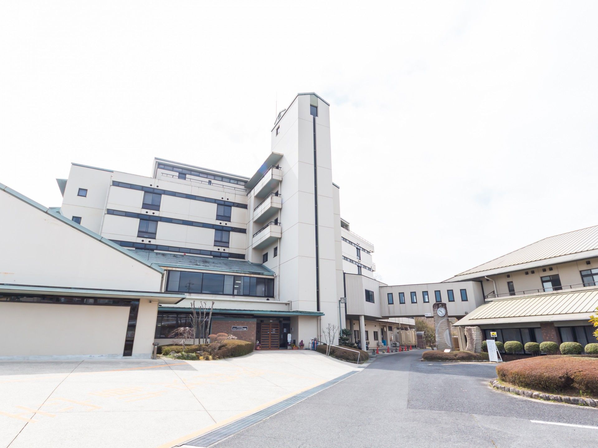 立派な建物の外観