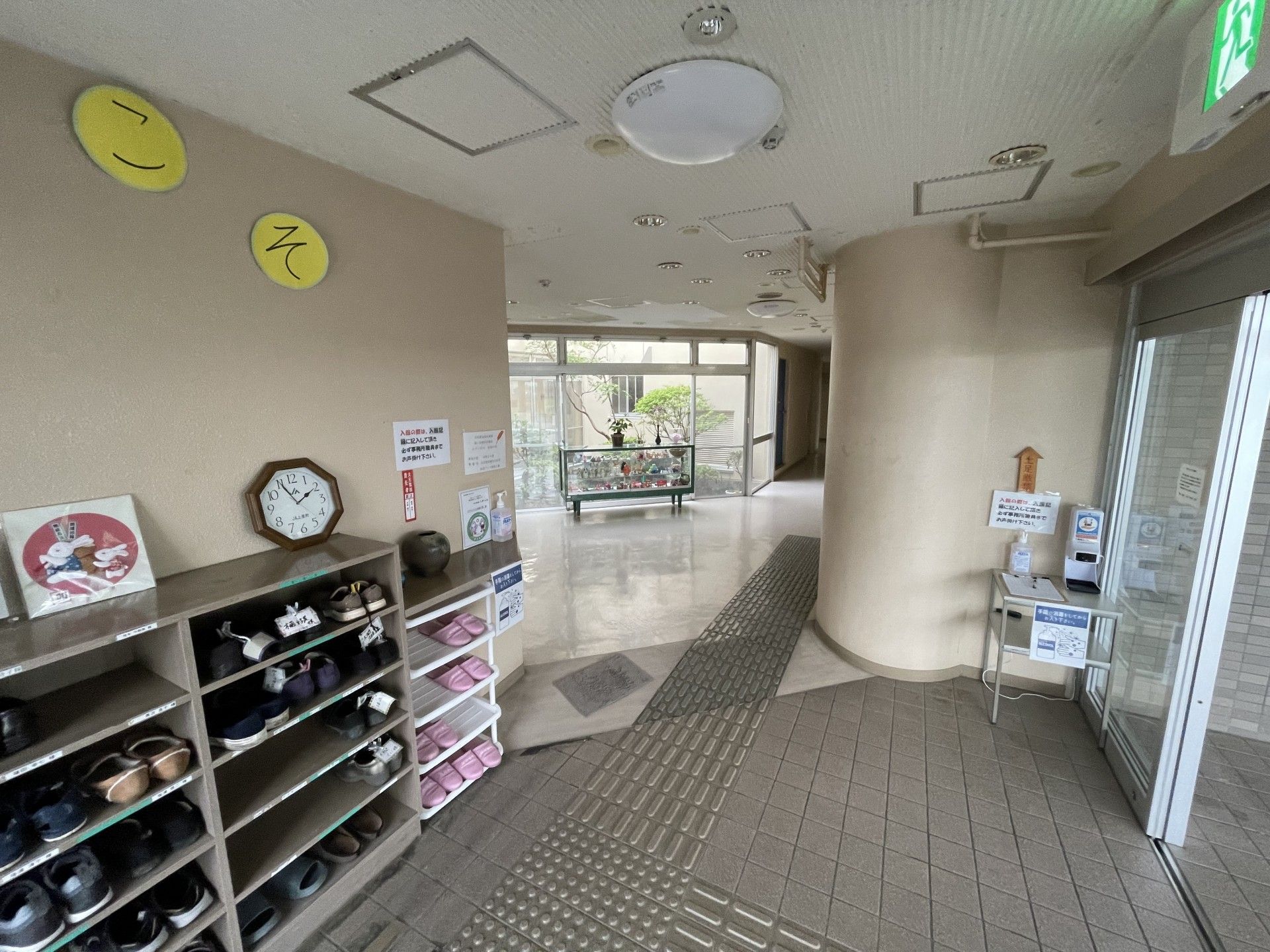 明るいエントランスホール