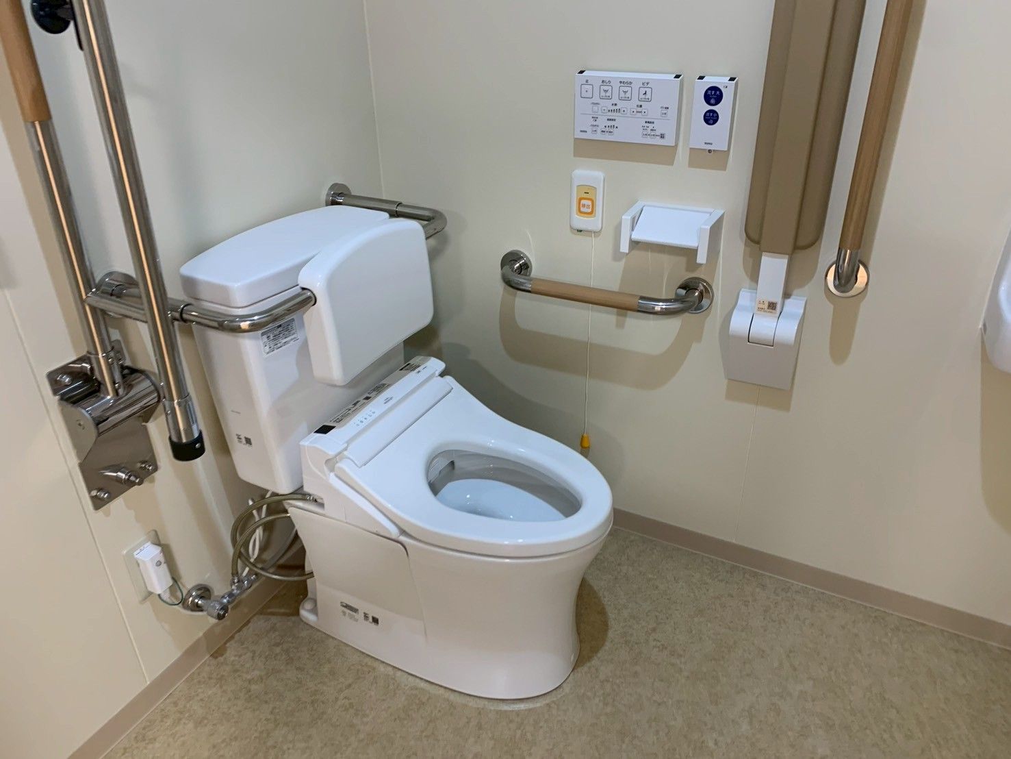 手すり付きのトイレ