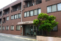 落ち着いた外観の建物