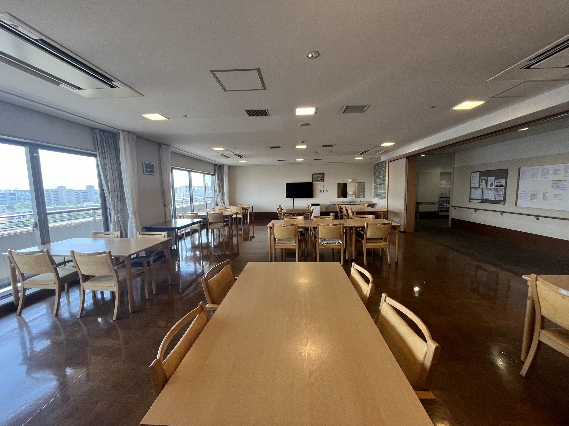 広々とした明るい食堂