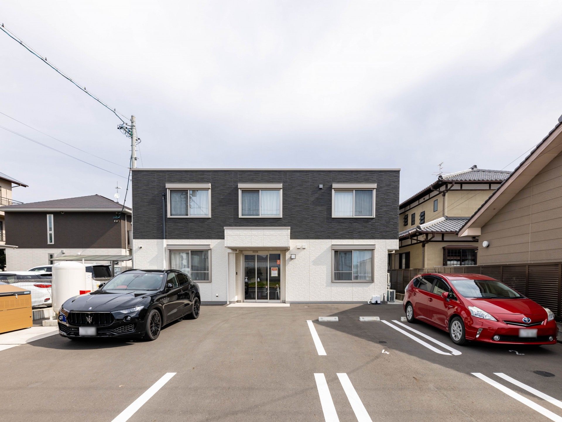 二階建ての介護施設の外観