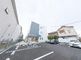 広々とした建物前の空間