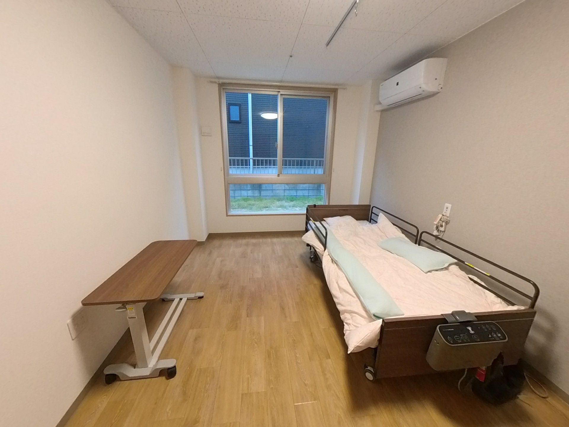 車椅子のご入居者様とスタッフ