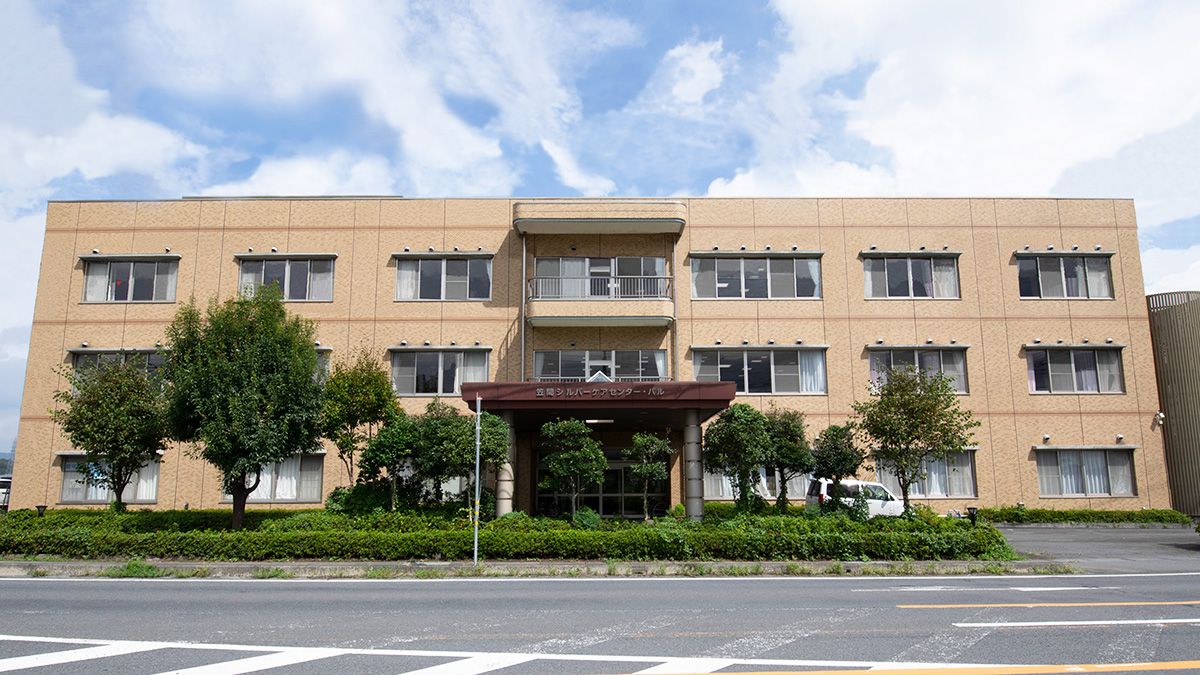 ゆったりとした外観の建物
