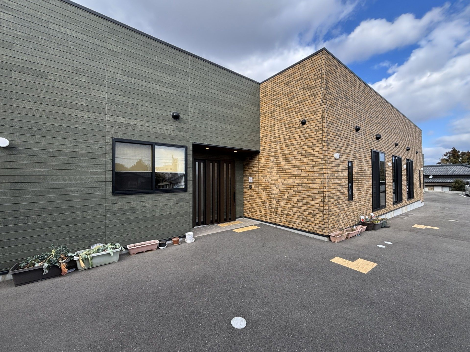 落ち着いた外観の建物