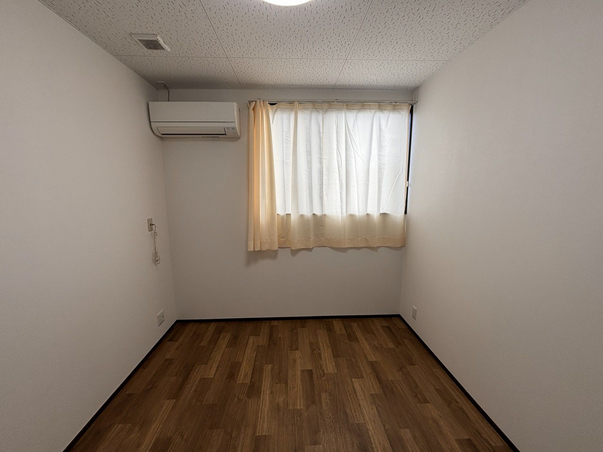 窓際のシンプルな部屋
