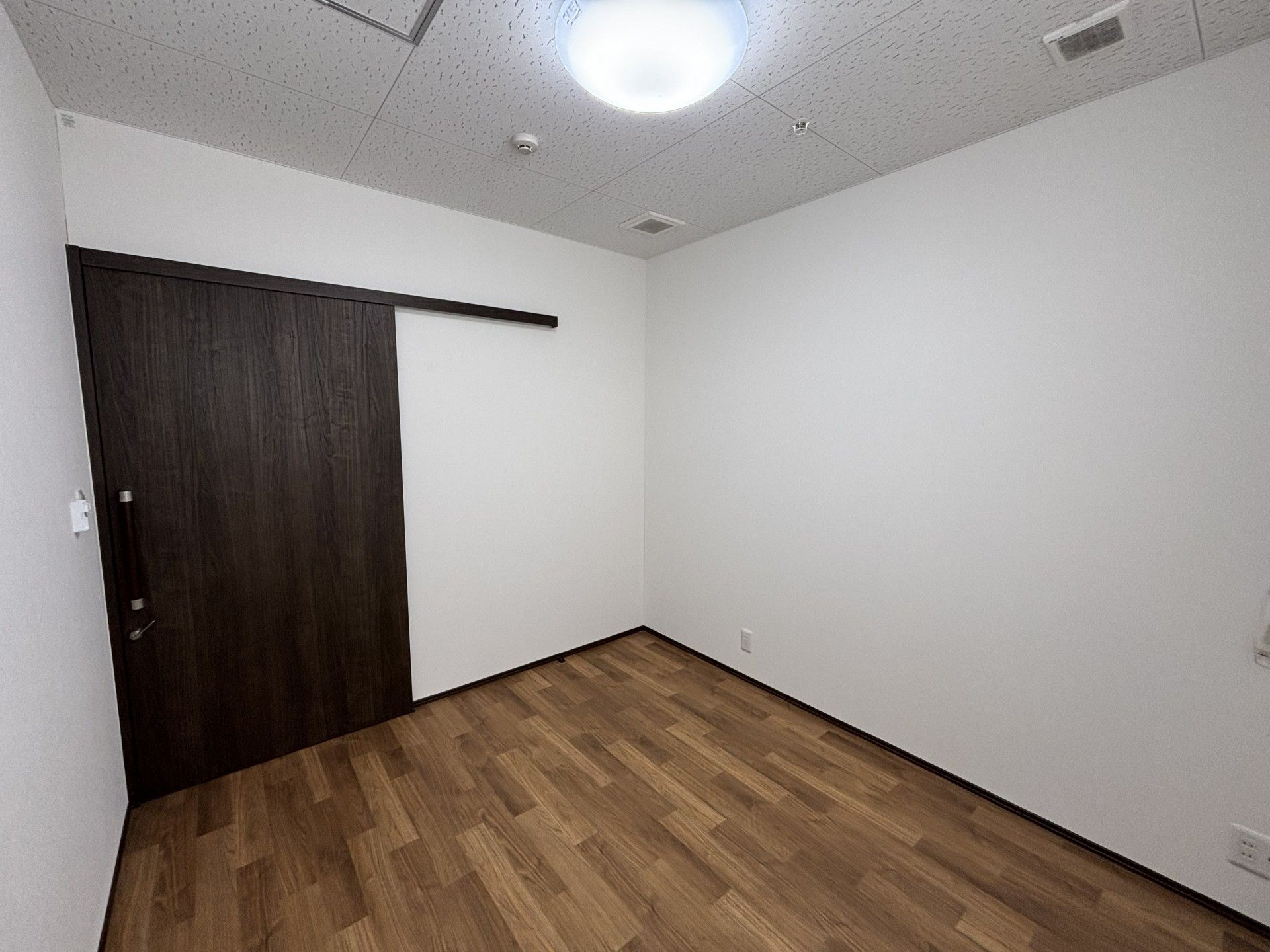 落ち着いた色調の部屋