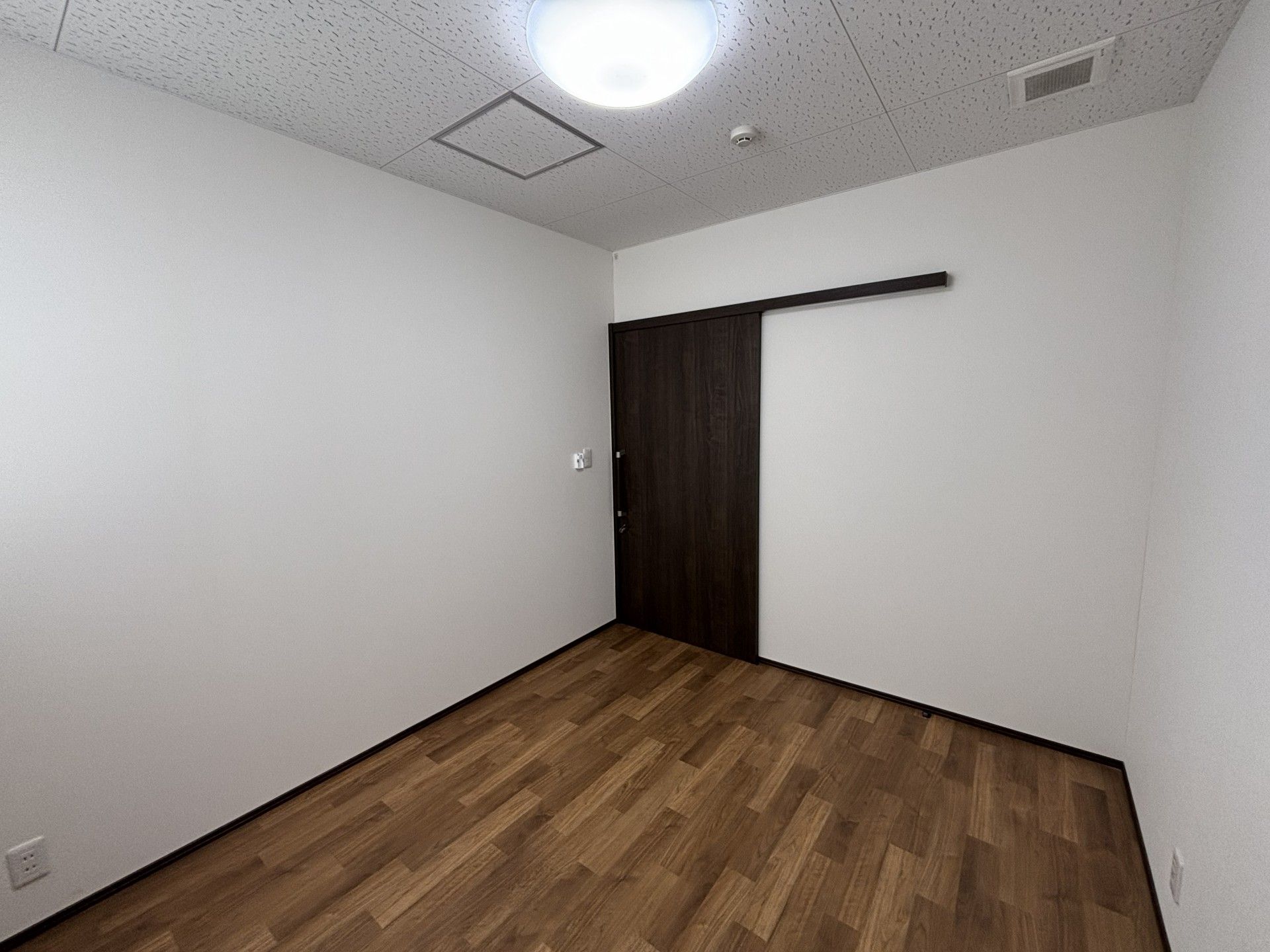 落ち着いた色調の部屋