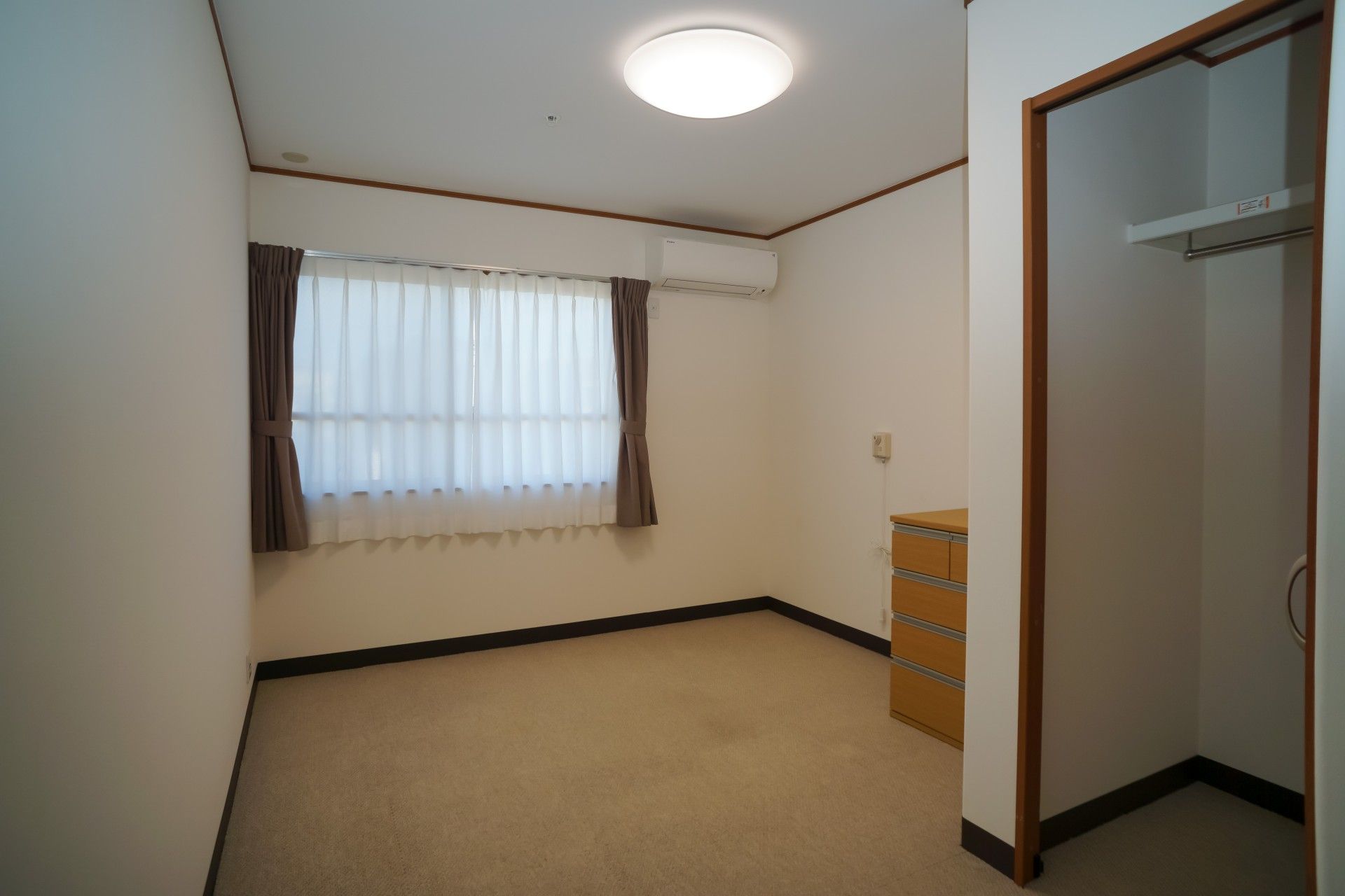タンスやクローゼットがある部屋