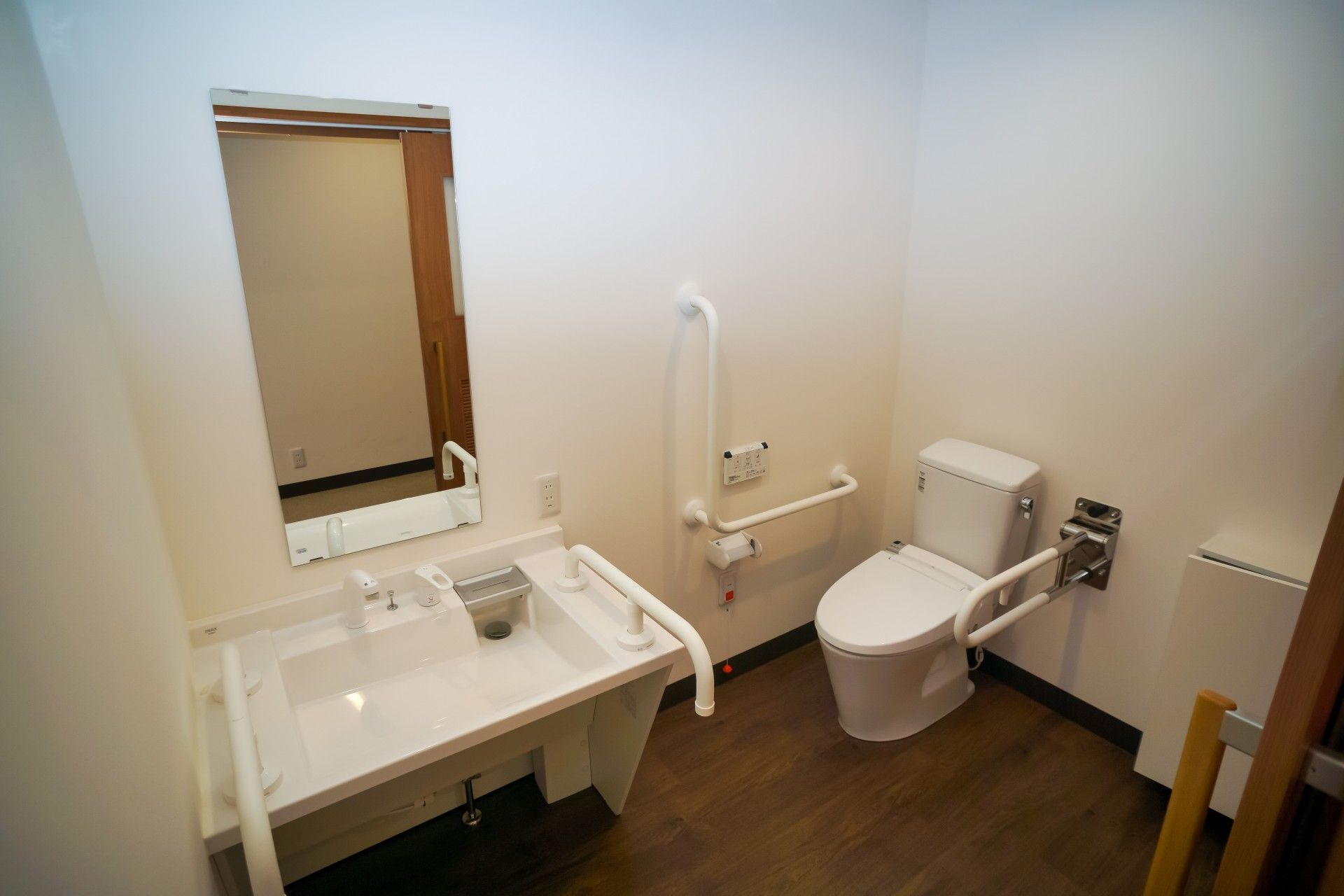 鏡付き洗面台がトイレ内にある