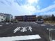 広々とした駐車場のある施設外観