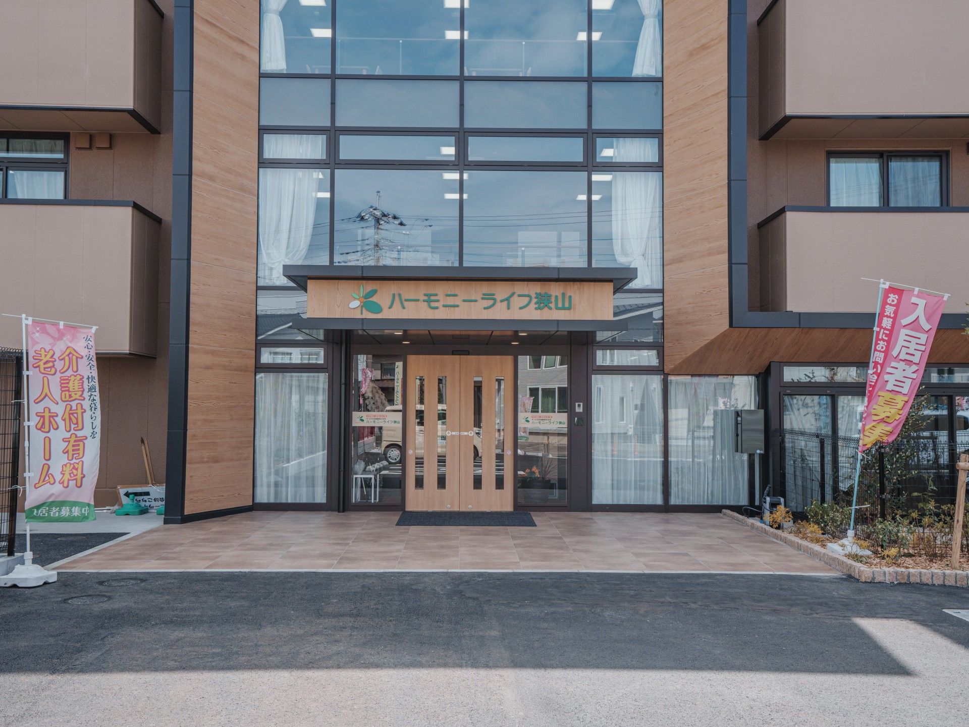 入口が広い建物正面