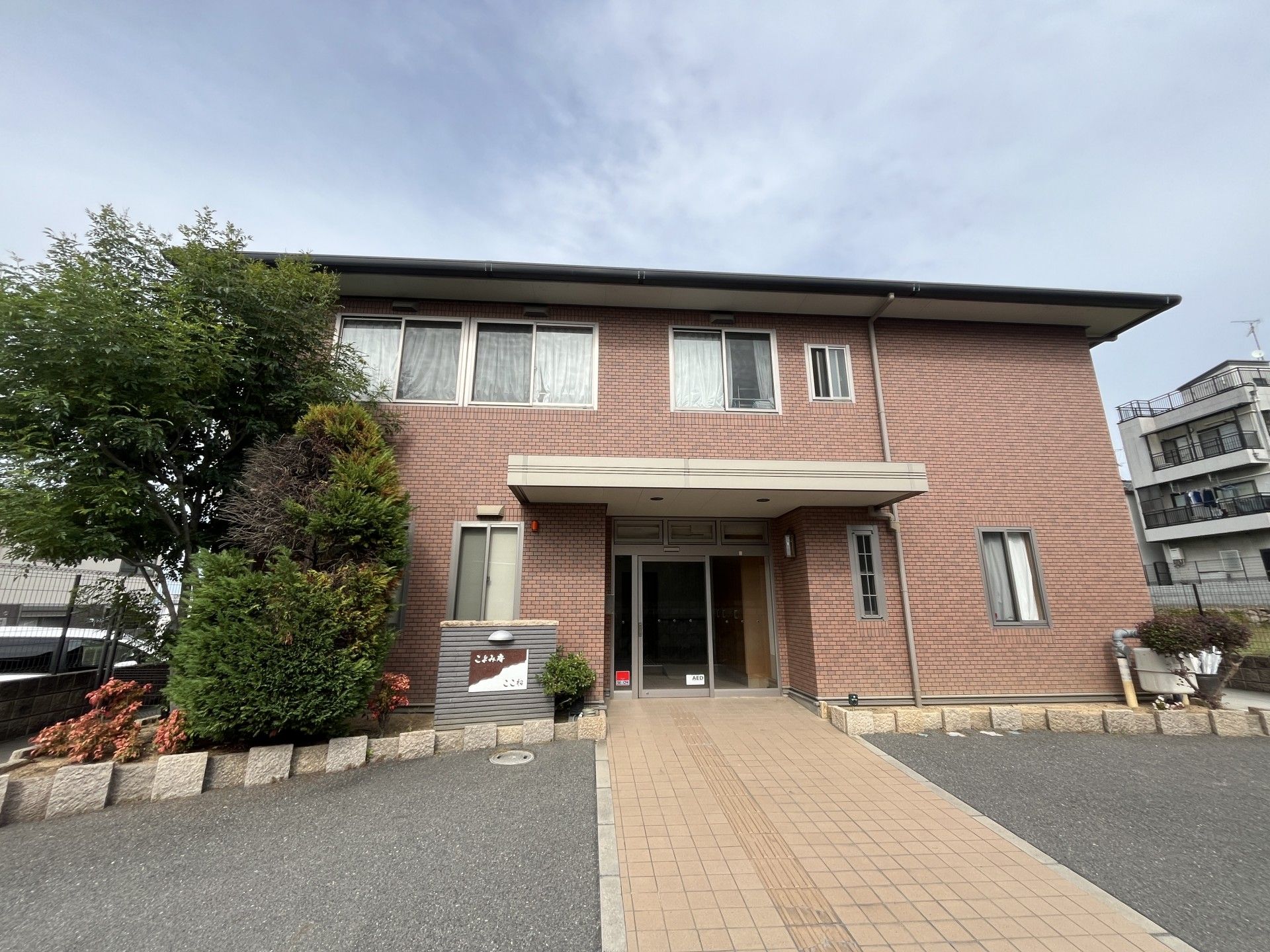 ゆったりとした入り口の建物