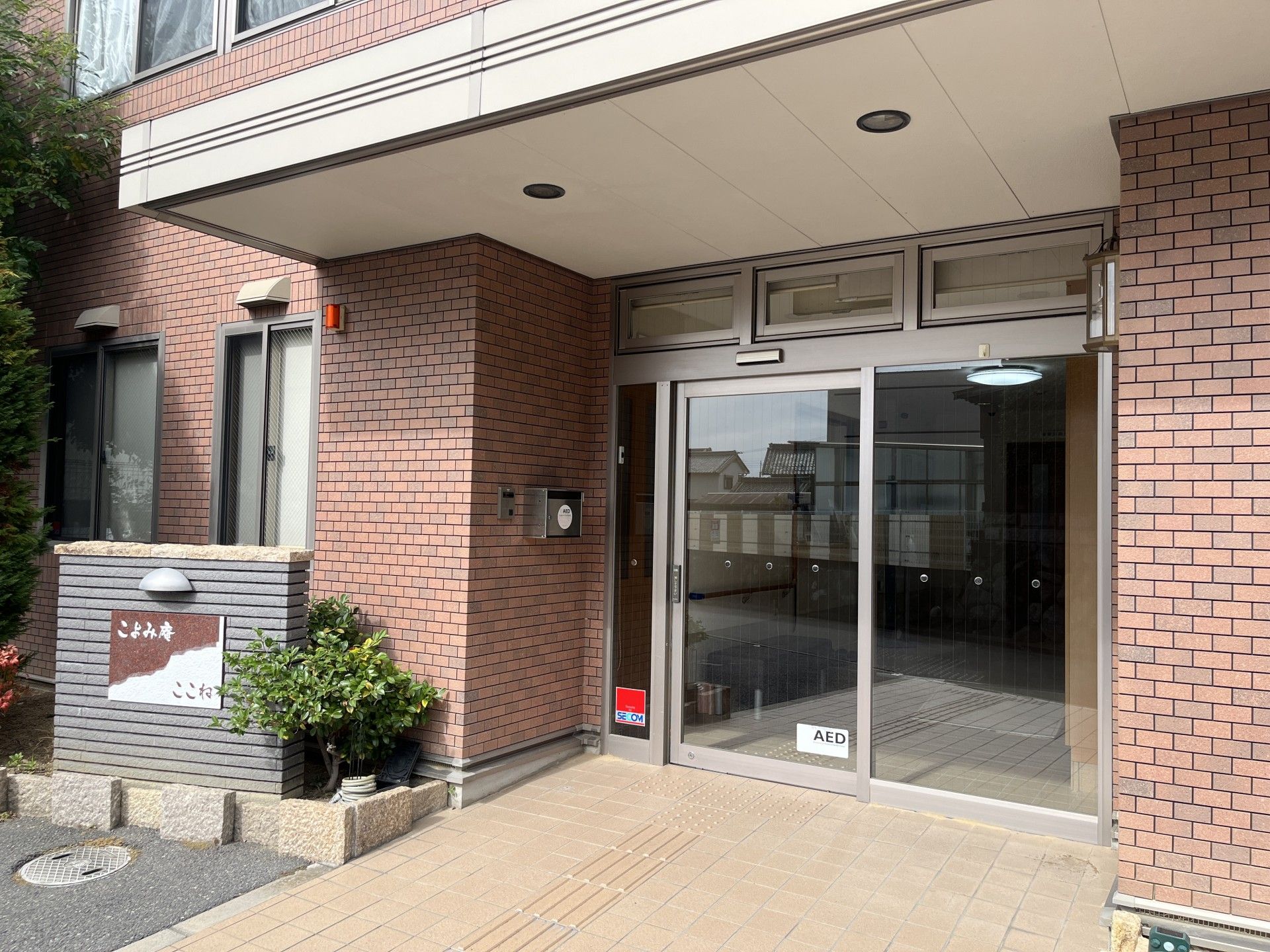 入り口が広い施設の玄関