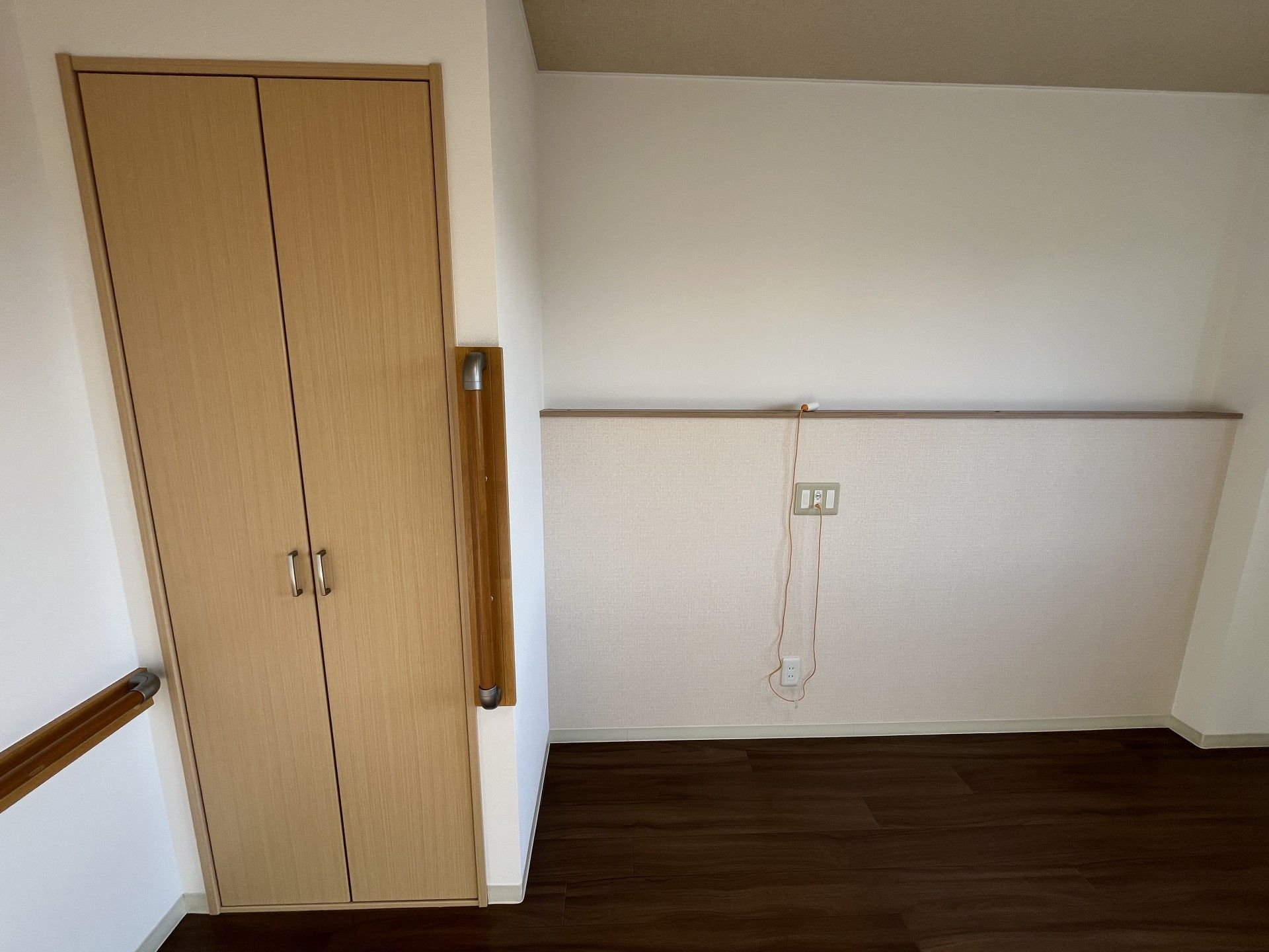 収納と手すりのある壁