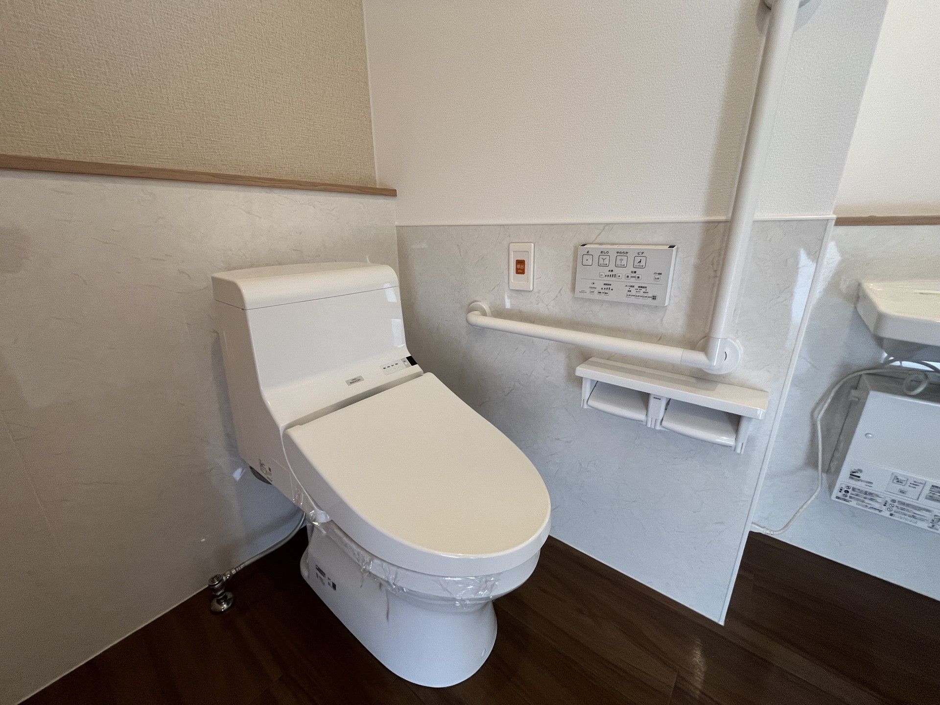 手すり付きのトイレ