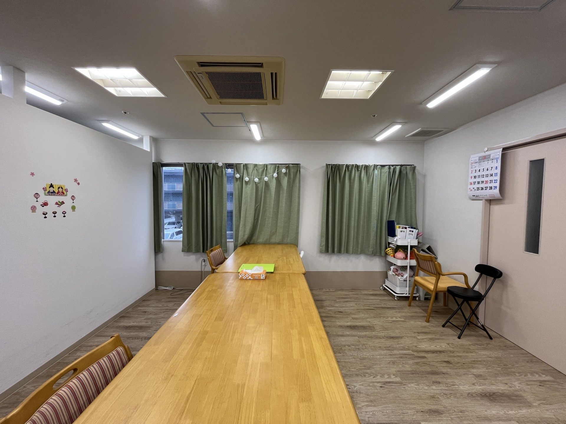 長いテーブルのある部屋