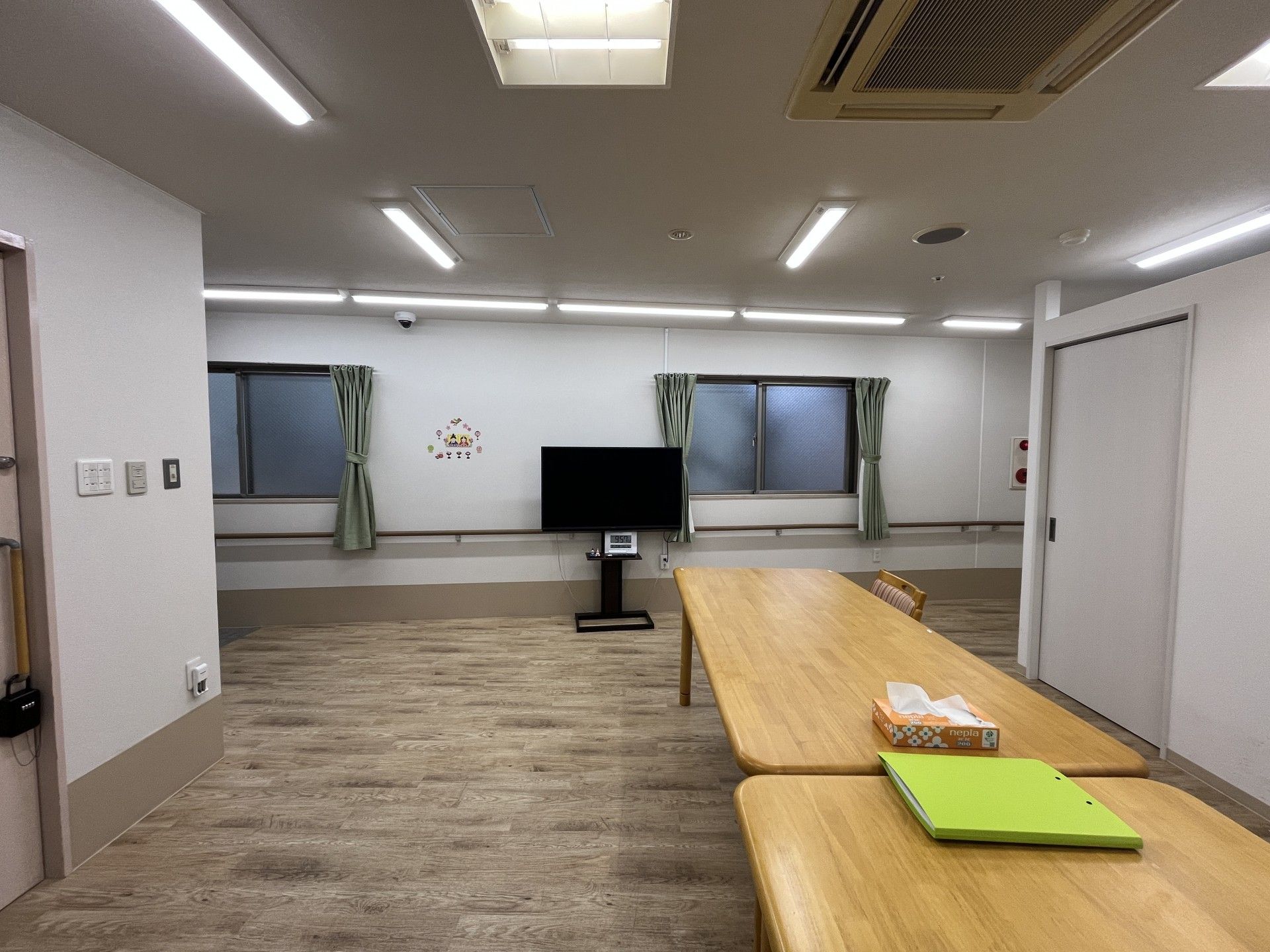 広いテーブルのある部屋